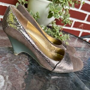 Poetic licence | brown suede wedge heels with golden snakeskin details | sz 6.5